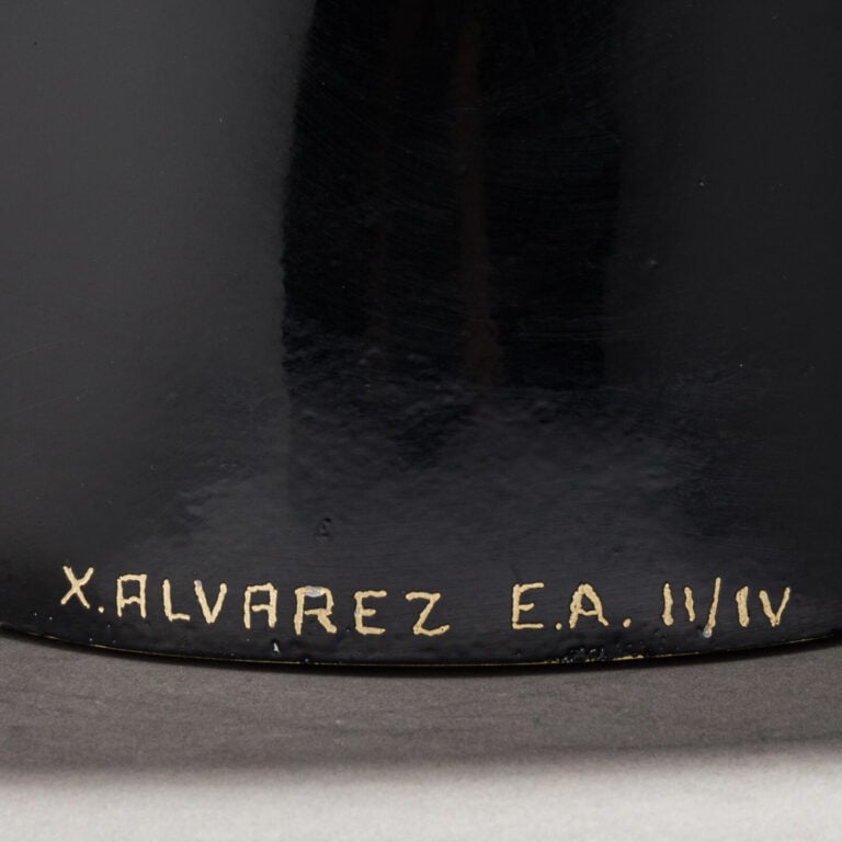 Xavier ALVAREZ (1949- ) - Chat furtif - Bronze à patine noire, signé en numérot…