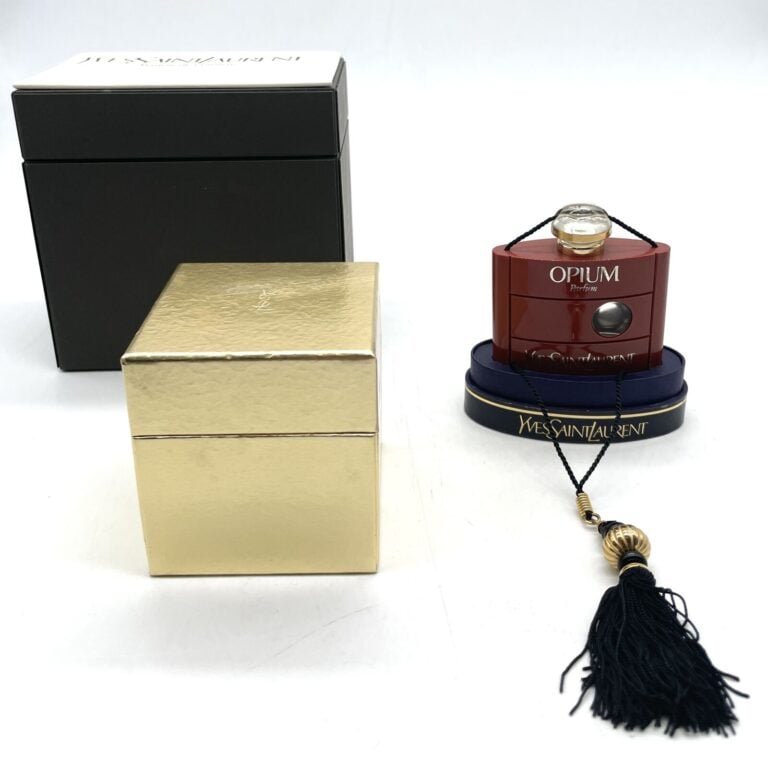 YVES SAINT-LAURENT, 4 flacons contemporains dont : - - "Champagne" - - "Cœur" -…