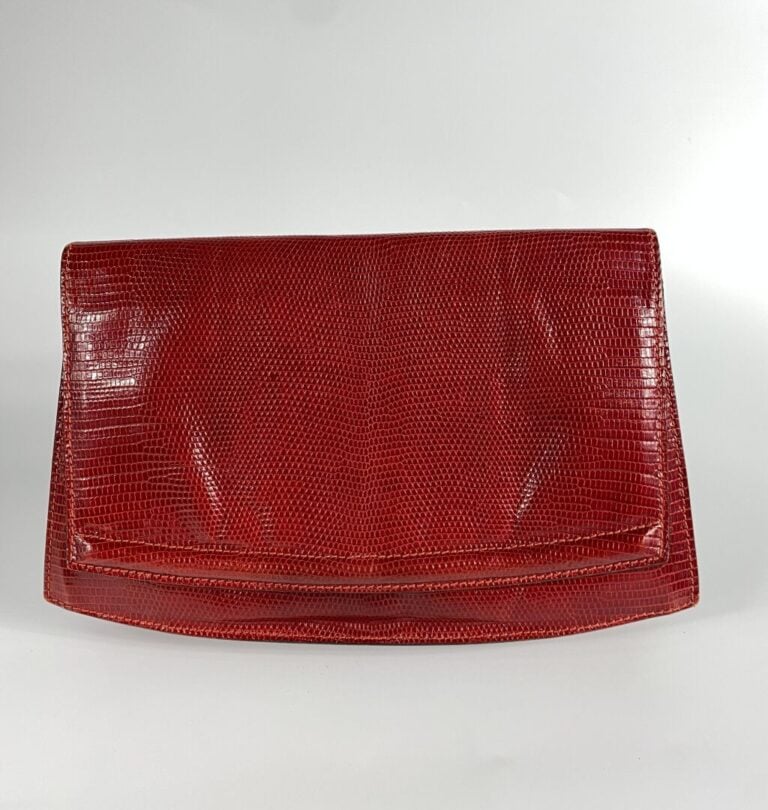 YVES SAINT LAURENT, ANONYME - Pochette évasée à rabat en lézard rouge. - 17 x 2…