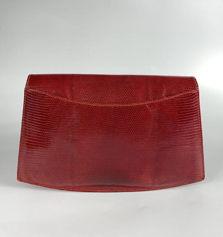 YVES SAINT LAURENT, ANONYME - Pochette évasée à rabat en lézard rouge. - 17 x 2…