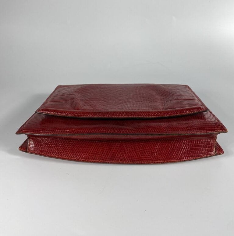 YVES SAINT LAURENT, ANONYME - Pochette évasée à rabat en lézard rouge. - 17 x 2…