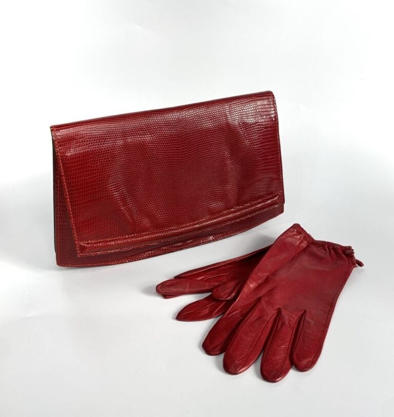 YVES SAINT LAURENT, ANONYME - Pochette évasée à rabat en lézard rouge. - 17 x 2…
