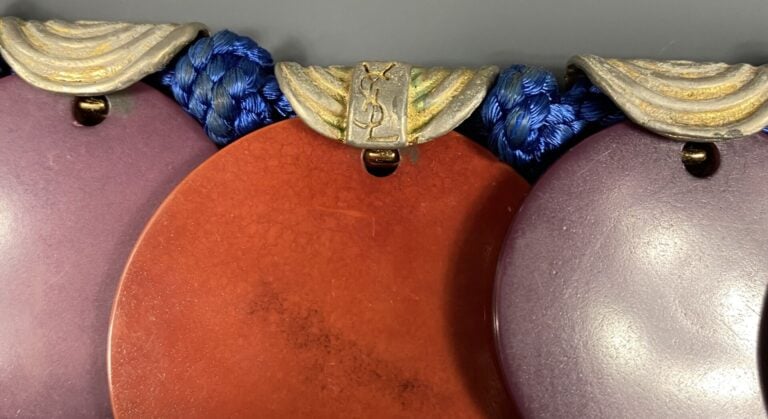 YVES SAINT LAURENT - Collier à nouer en passementerie bleue et métal doré strié…