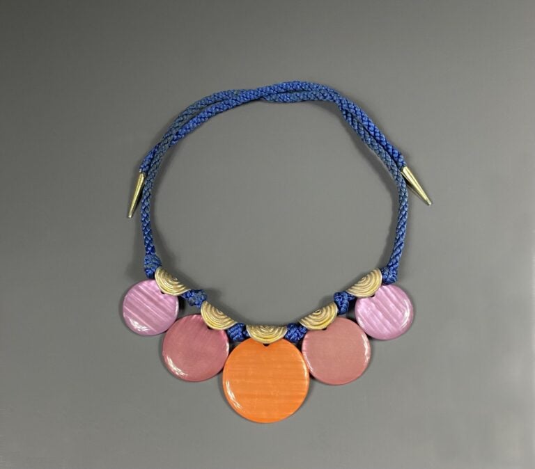 YVES SAINT LAURENT - Collier à nouer en passementerie bleue et métal doré strié…