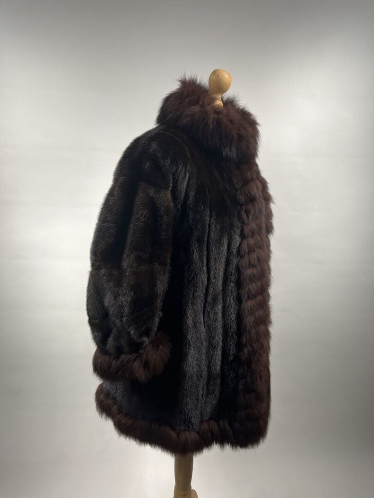 YVES SAINT LAURENT FOURRURES - Manteau 3/4 en vison chocolat bordé de renard br…