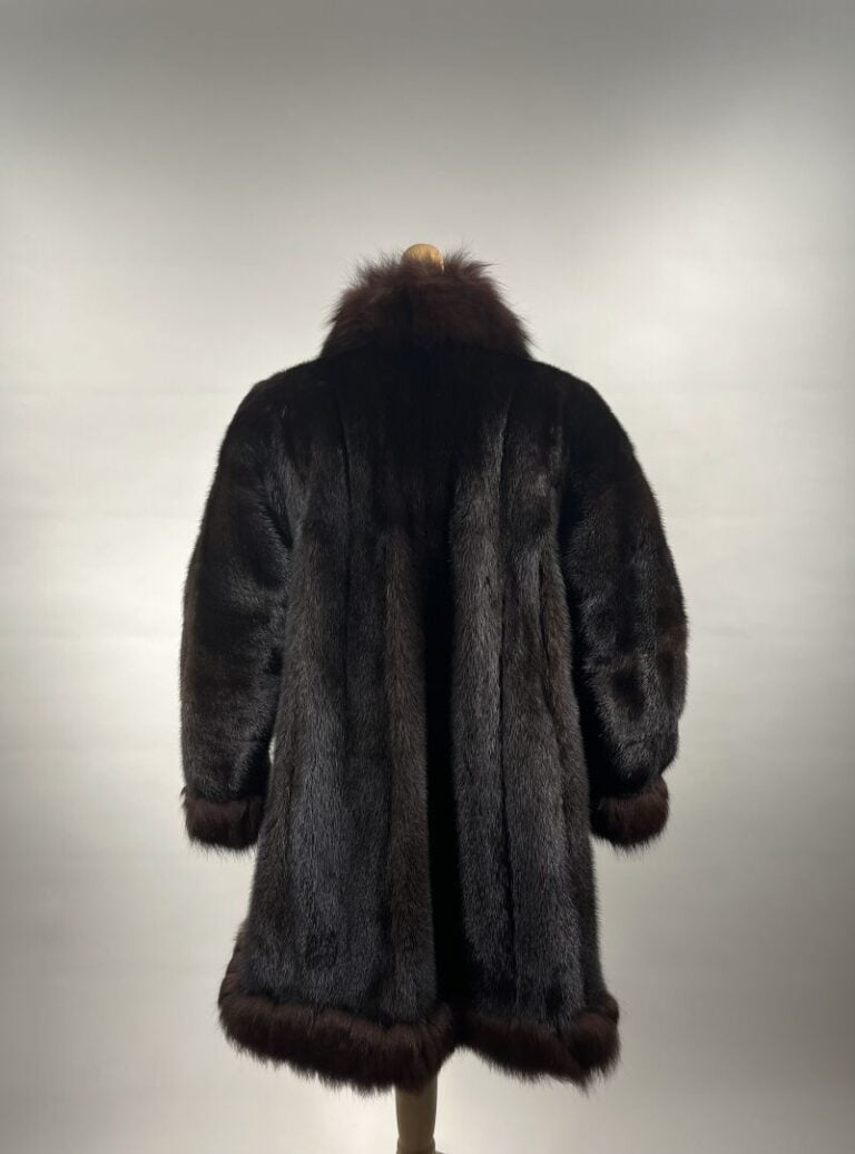 YVES SAINT LAURENT FOURRURES - Manteau 3/4 en vison chocolat bordé de renard br…