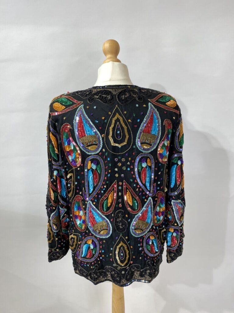 AJ BARI, ANONYME - Lot de trois vêtements brodés de perles comprenant une veste…