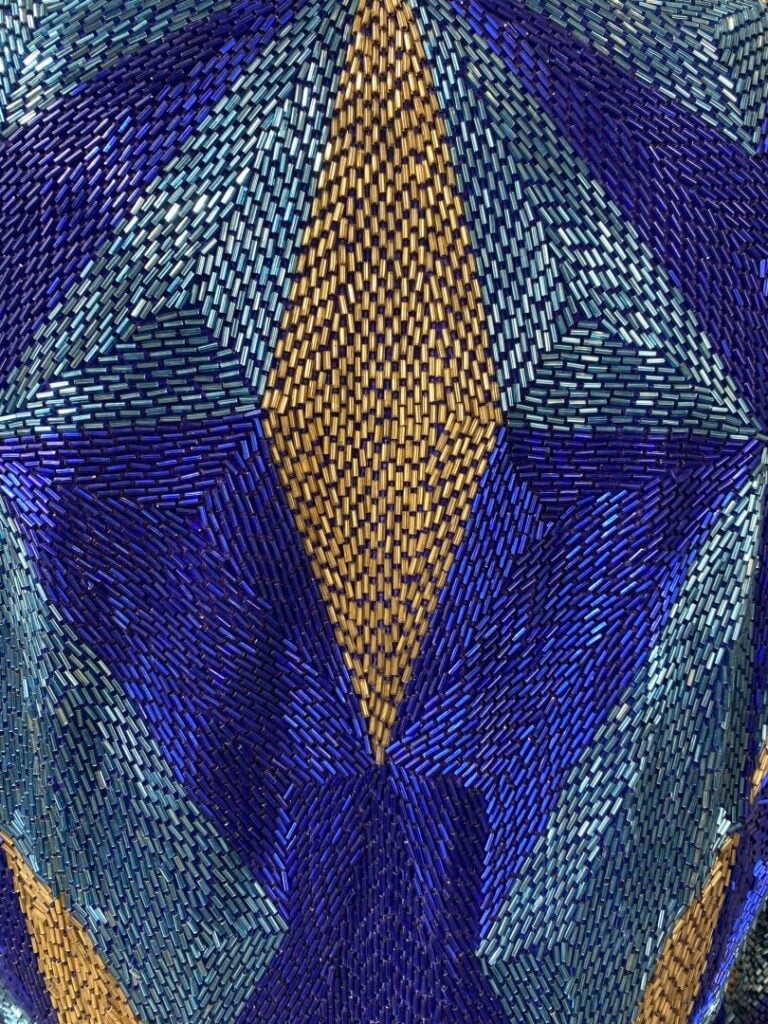 AJ BARI, ANONYME - Lot de trois vêtements brodés de perles comprenant une veste…