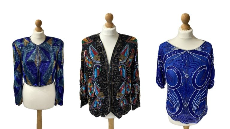 AJ BARI, ANONYME - Lot de trois vêtements brodés de perles comprenant une veste…