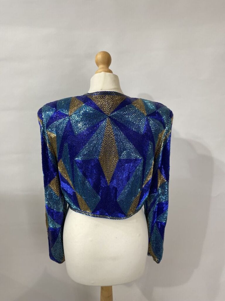 AJ BARI, ANONYME - Lot de trois vêtements brodés de perles comprenant une veste…