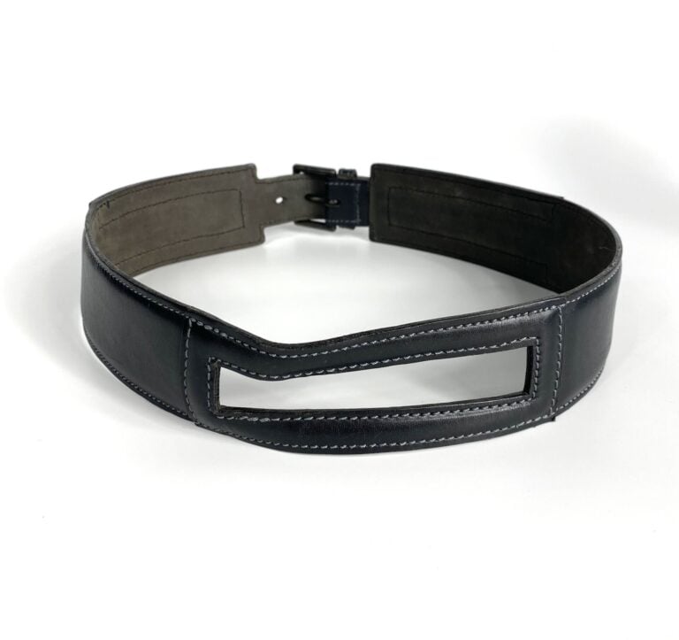 ALAIA - Ceinture en cuir surpiqué ajourée au dos (Taille 70). - Bon état (marqu…
