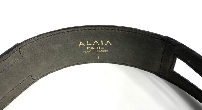 ALAIA - Ceinture en cuir surpiqué ajourée au dos (Taille 70). - Bon état (marqu…