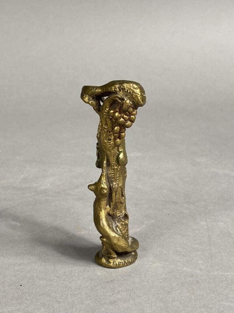 Albert MARIONNET (1852-1910) - Sceau en bronze doré représentant un animal grim…
