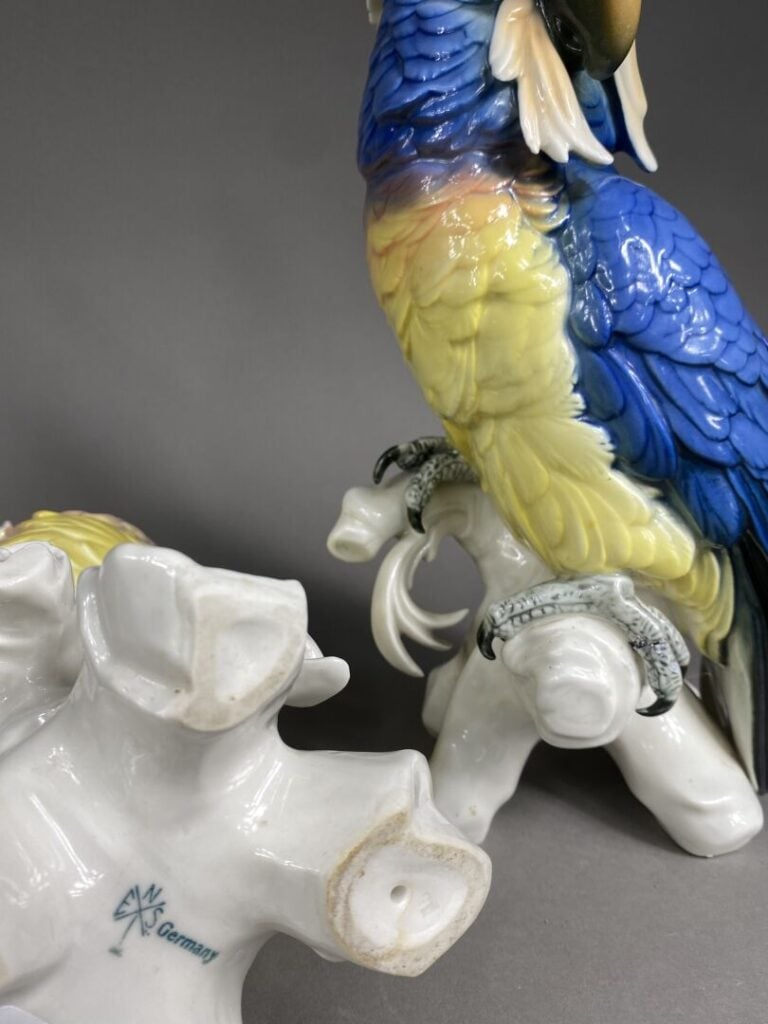 Allemagne, Karl ENS (1802-1885) - Paire de cacatoès en porcelaine posés sur une…