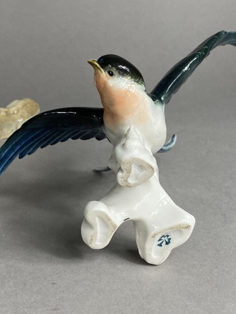 ALLEMAGNE - Sujet figurant un perroquet en porcelaine polychrome. On joint un a…