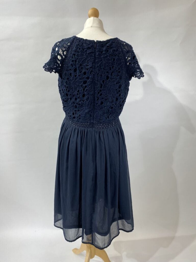 ANONYME - Lot de quatre vêtements comprenant : Une robe en jersey viscose stret…