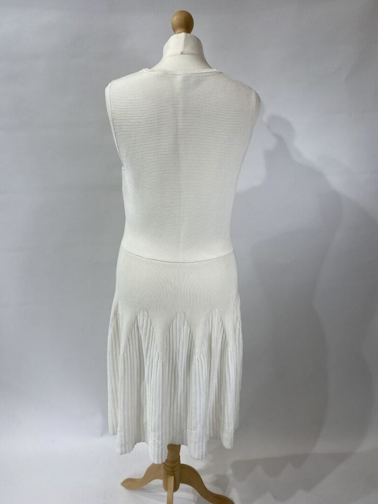 ANONYME - Lot de quatre vêtements comprenant : Une robe en jersey viscose stret…