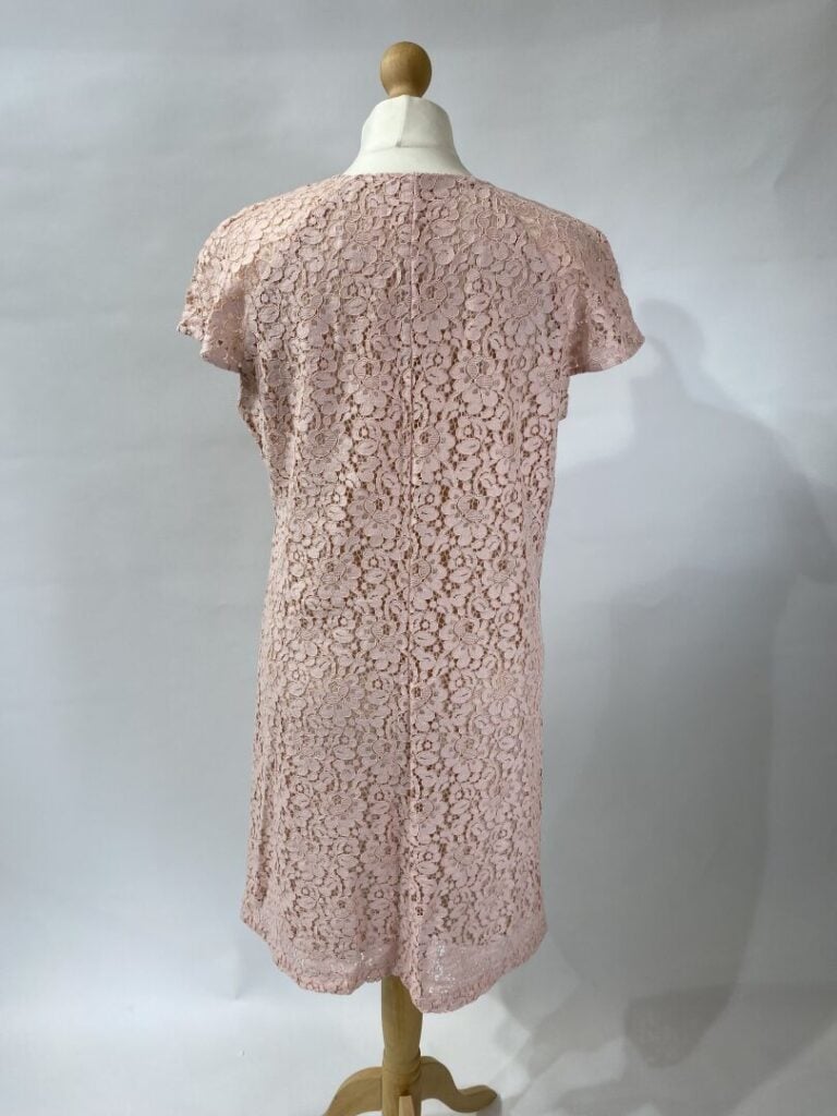 ANONYME - Lot de quatre vêtements comprenant : Une robe en jersey viscose stret…