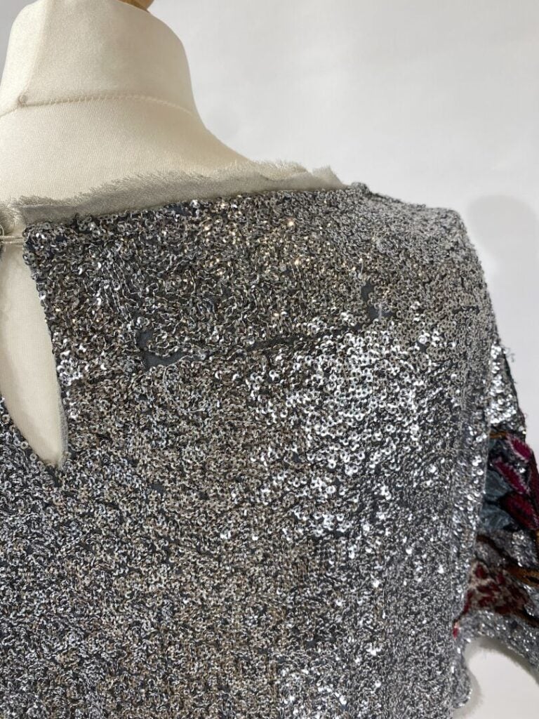 ANONYME - Lot de quatre vêtements comprenant : Une robe évasée à manche courte…
