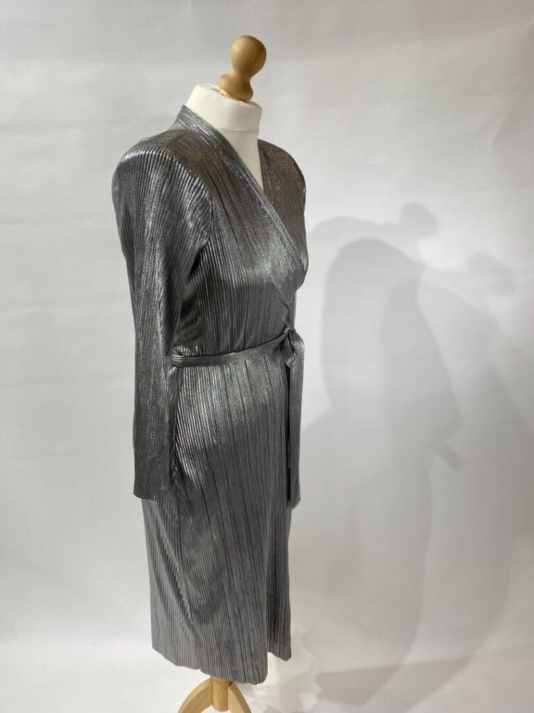 ANONYME - Lot de quatre vêtements comprenant : Une robe évasée à manche courte…
