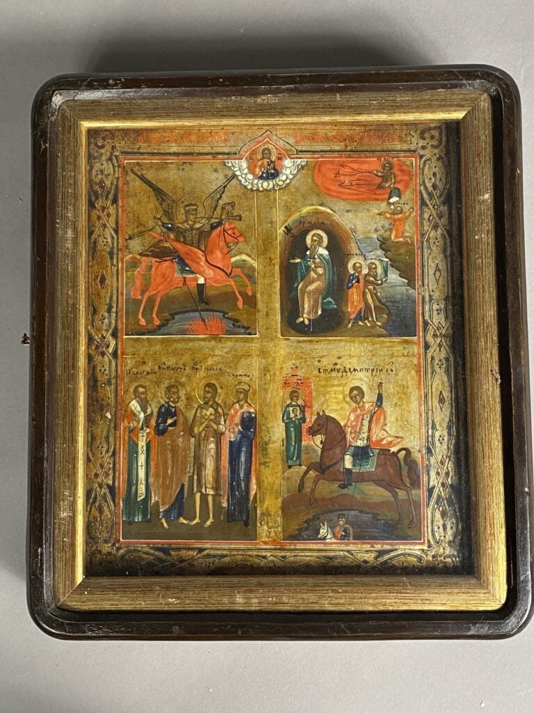 Art russe, XIXe - Icone sur panneau de bois peint à décor de scènes animées don…