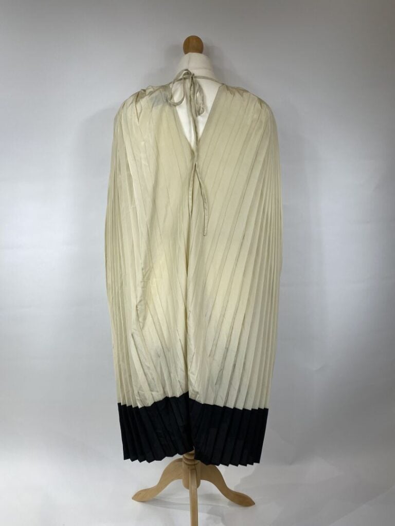 ATTIC AND BARN - Robe plissée noire et ivoire, ceinturée par un lien en tissu i…
