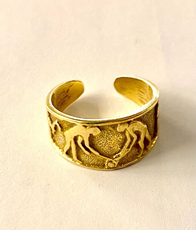 Bague bandeau ouverte en or jaune (750 ‰) à décor de personnages. - Poids : 4.6…