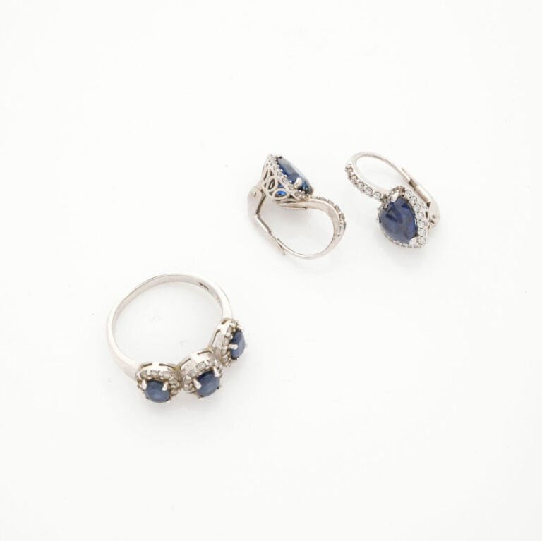 Bague en argent (925) ornée de pierres bleues ovales dans un entourage de pierr…