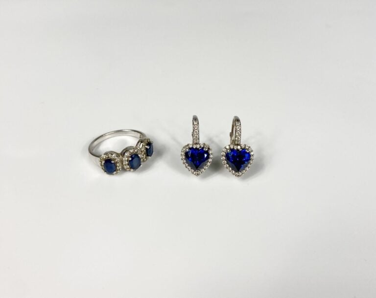 Bague en argent (925) ornée de pierres bleues ovales dans un entourage de pierr…