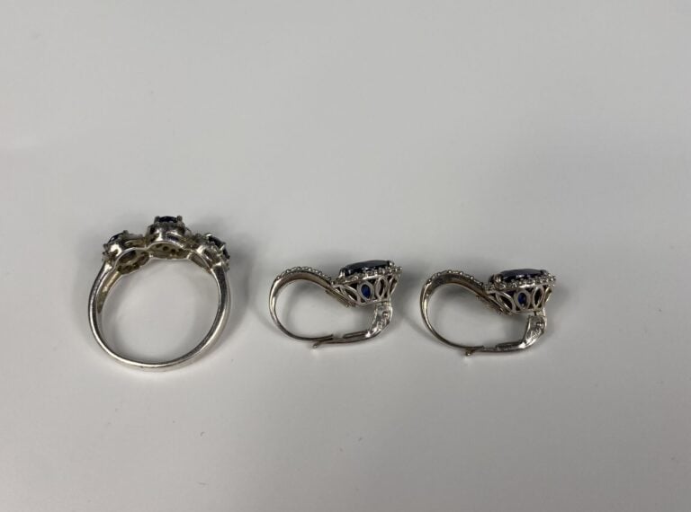 Bague en argent (925) ornée de pierres bleues ovales dans un entourage de pierr…