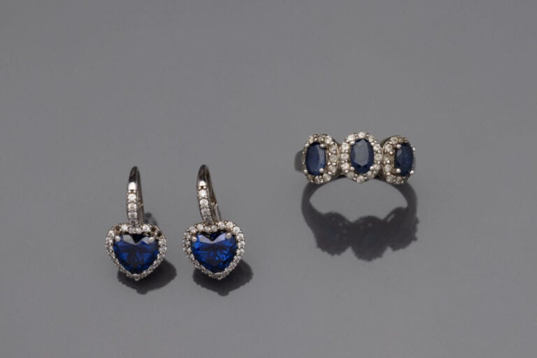 Bague en argent (925) ornée de pierres bleues ovales dans un entourage de pierr…