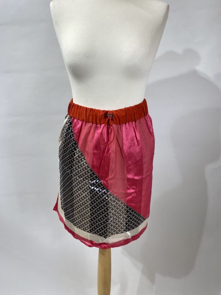 BALLY, SPORTMAX, JUST IN CASE - Lot de vêtements comprenant une robe en daim sa…