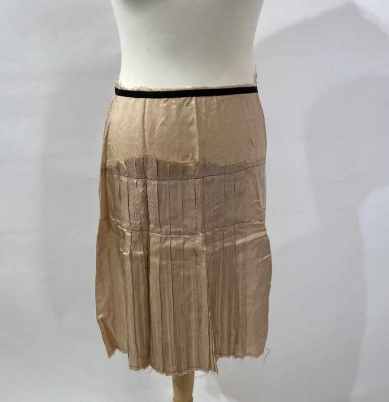 BALLY, SPORTMAX, JUST IN CASE - Lot de vêtements comprenant une robe en daim sa…