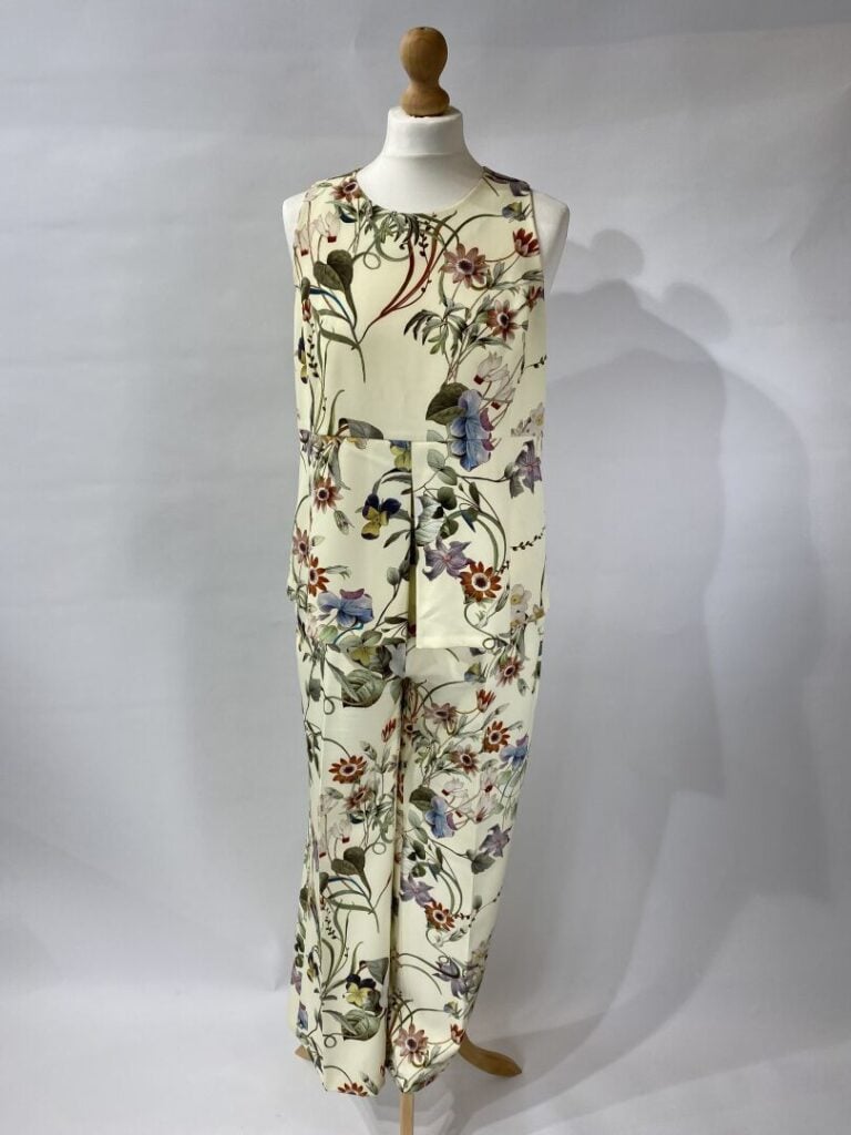 BA&SH, ANONYME - Lot de vêtements à motif floraux comprenant : une robe évasée…