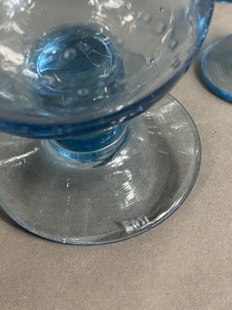 BIOT - Partie de service en verre bullé de couleur turquoise comprenant une ver…
