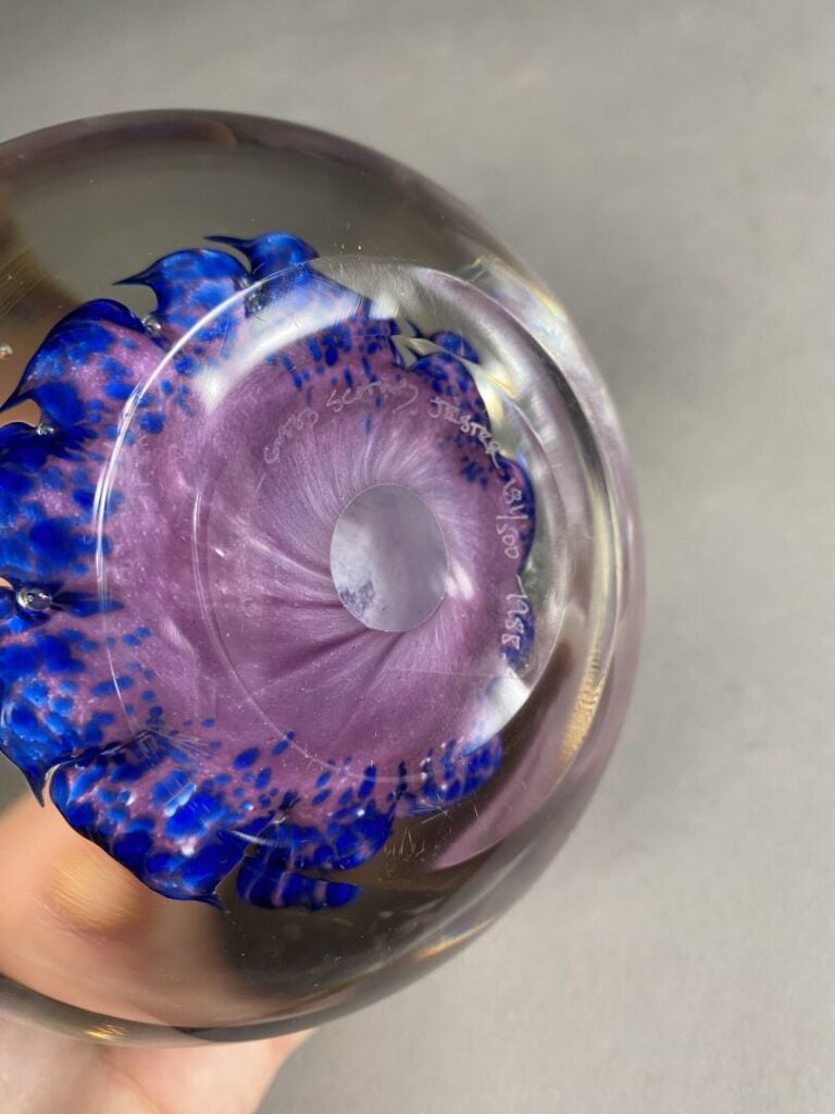 Boule presse-papiers en cristal à motif bleu et rose, signature illisible, numé…