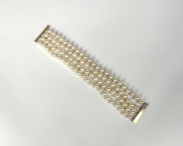 Bracelet à quatre rangs de perles, fermoir en or (750) - Poinçon tête d'aigle -…