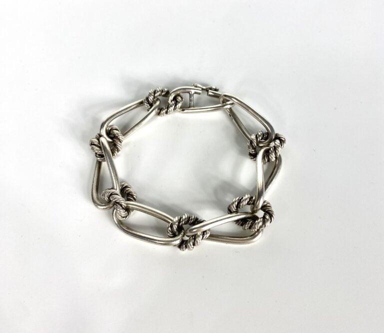 Bracelet en argent (925) composé de maillons torsadés. - Poids brut : 33,99 g