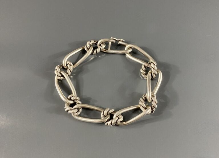 Bracelet en argent (925) composé de maillons torsadés. - Poids brut : 33,99 g