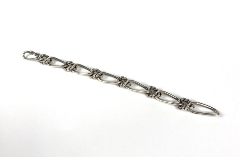 Bracelet en argent (925) composé de maillons torsadés. - Poids brut : 33,99 g