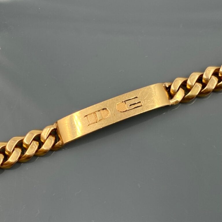 Bracelet GOURMETTE en or jaune (750 ‰) avec une plaque monogrammée DG. - Poids…