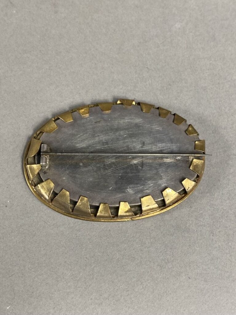 Broche de forme ovale orné d'une miniature - Scène animée au bord d'un lac - da…