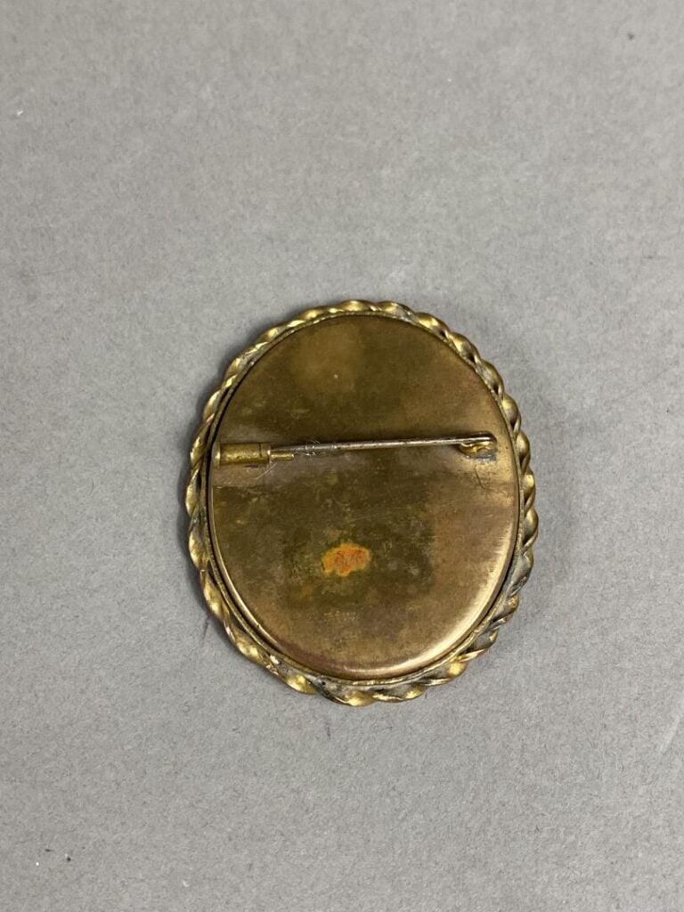 Broche ovale en pomponne ornée d'une miniature portrait de femme dans le goût d…