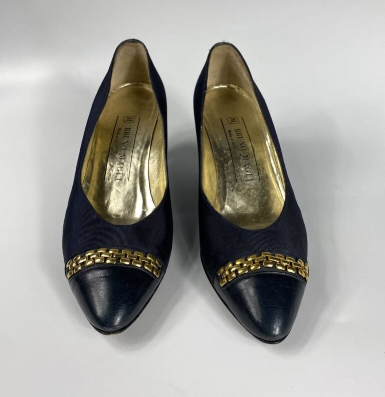 BRUNO MAGLI - Paire d'escarpins en gros grain et cuir marine rehaussé d'une cha…
