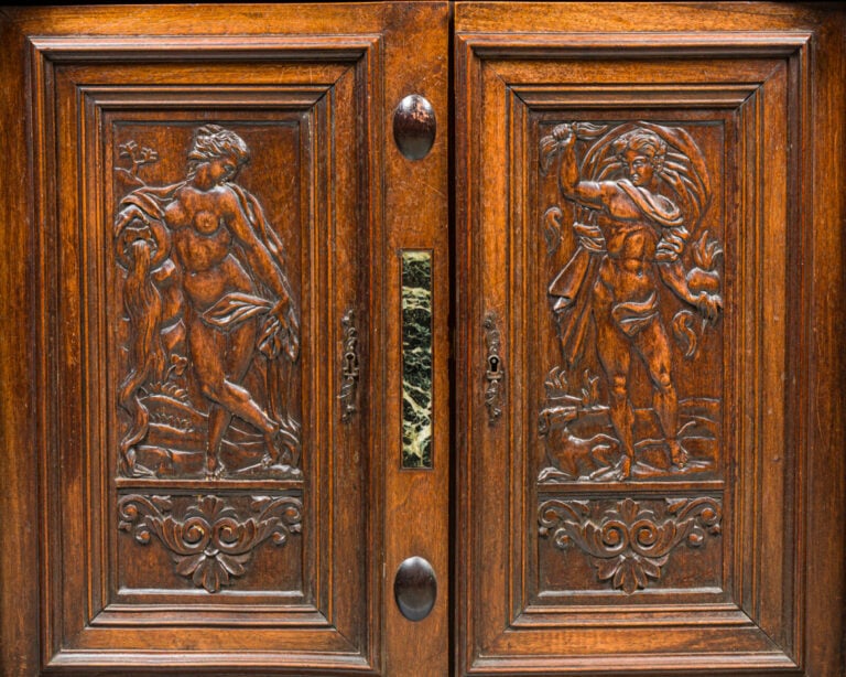 Buffet deux corps en noyer mouluré et sculpté ; de forme rectangulaire, le corp…