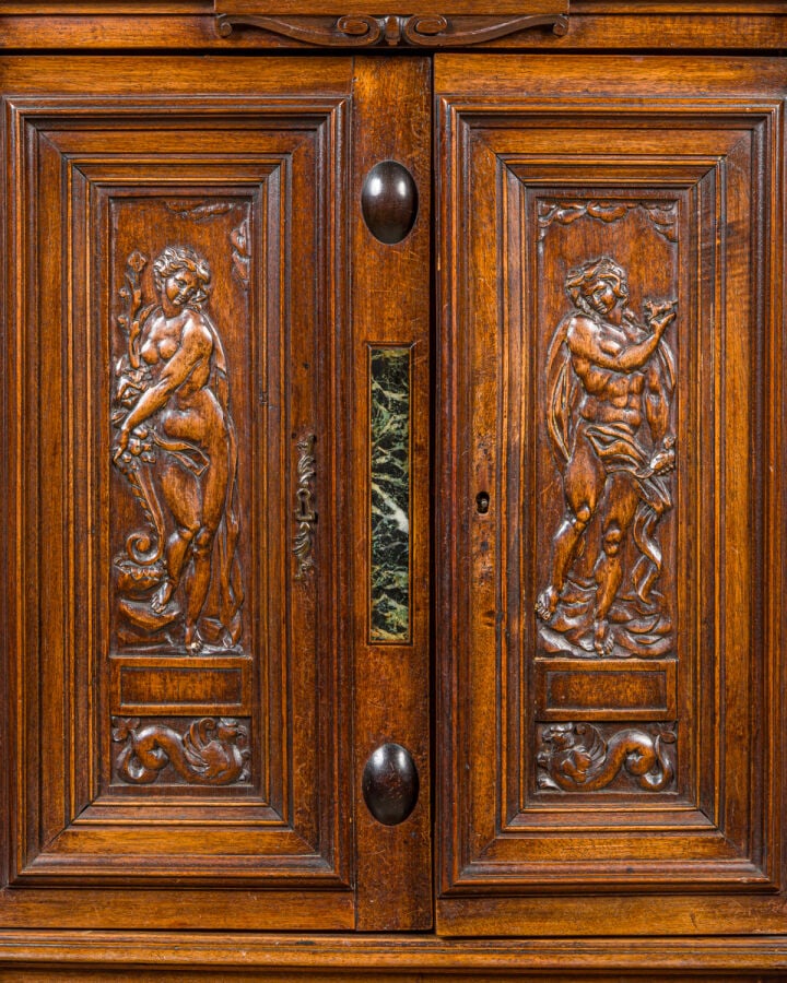 Buffet deux corps en noyer mouluré et sculpté ; de forme rectangulaire, le corp…