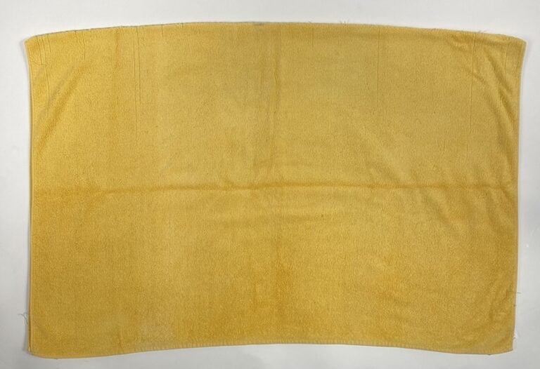 BURBERRY - Drap de plage en éponge jaune. - 130 x 132 cm - Bon état (fils tirés…