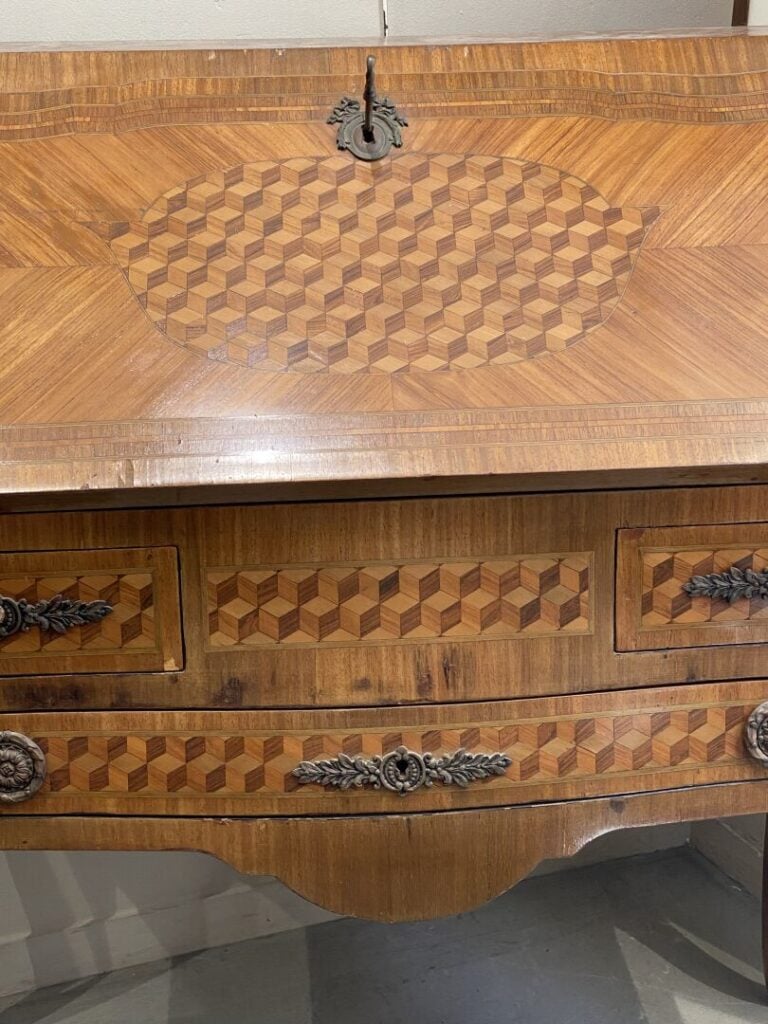 Bureau à dos d'âne en bois et maqueterie, l'abattant est orné d'une réserve à d…