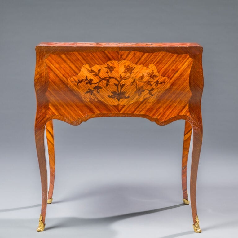 Bureau de pente remarqueté de branchages fleuris et feuillagés sur fond de bois…