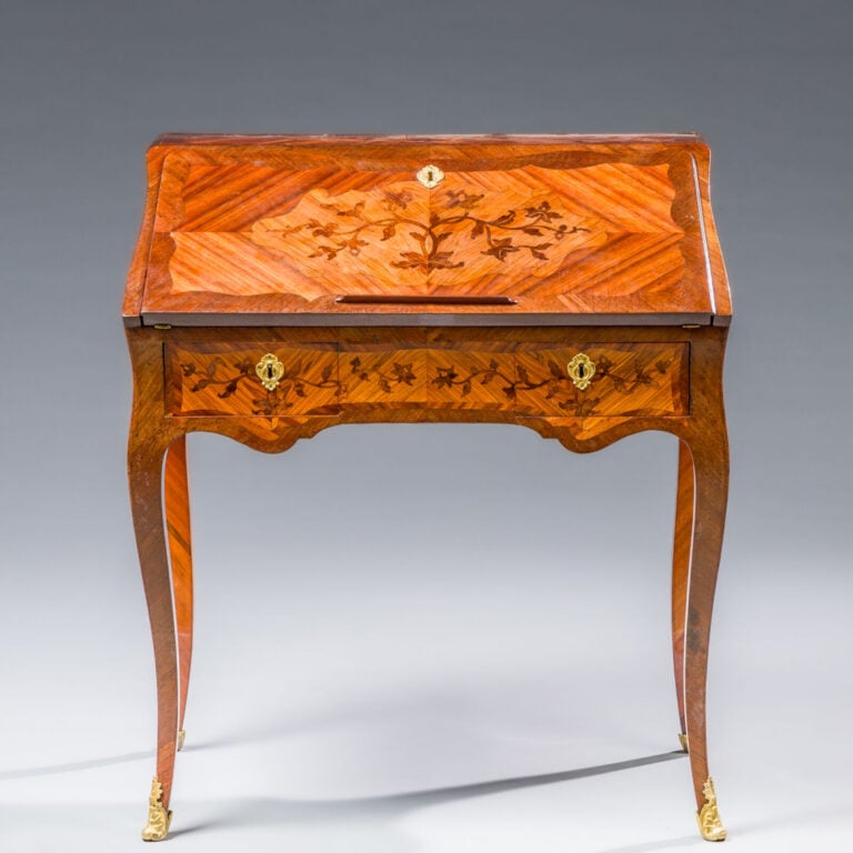 Bureau de pente remarqueté de branchages fleuris et feuillagés sur fond de bois…